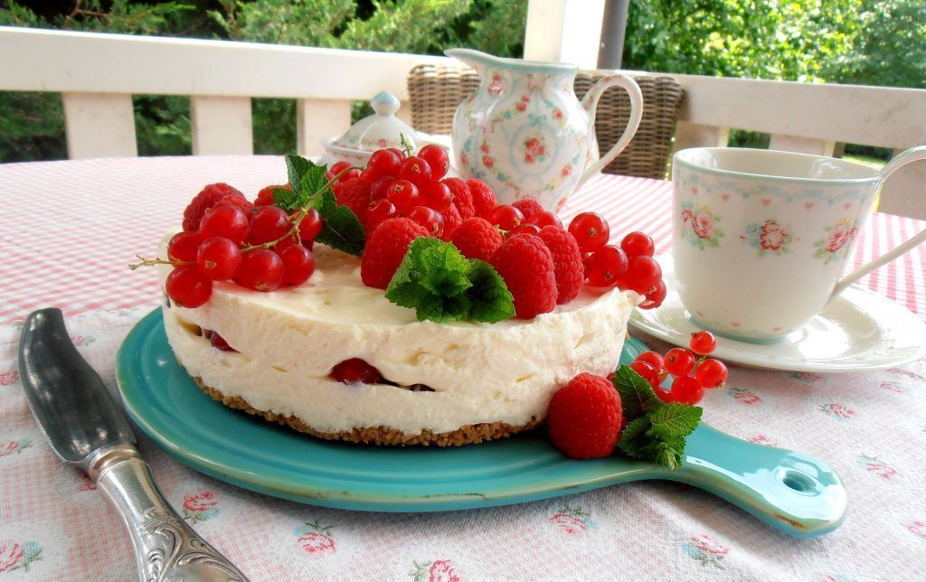 No-Bake-Cheesecake mit Himbeeren und Ribiseln