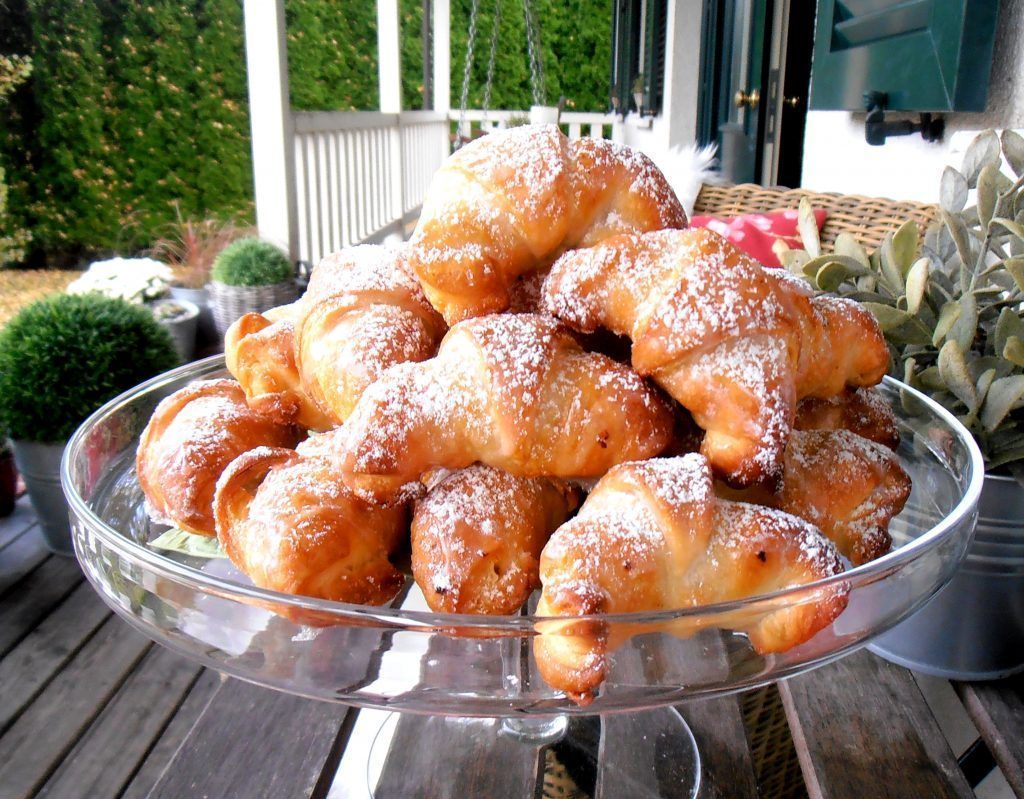 Nusskipferlmit Blätterteig