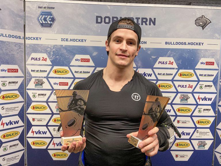 Emil Romig mit den beiden Trophäen als zweifacher DEC-Torschütze des Monats. <span class="copyright">CDM/Margotti</span>