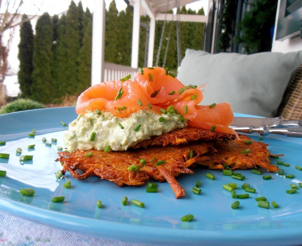 Süßkartoffelpuffer mit Avocado und Lachs