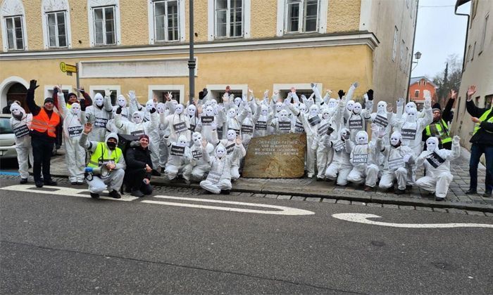 Demonstranten posieren vor Hitlers Geburtshaus