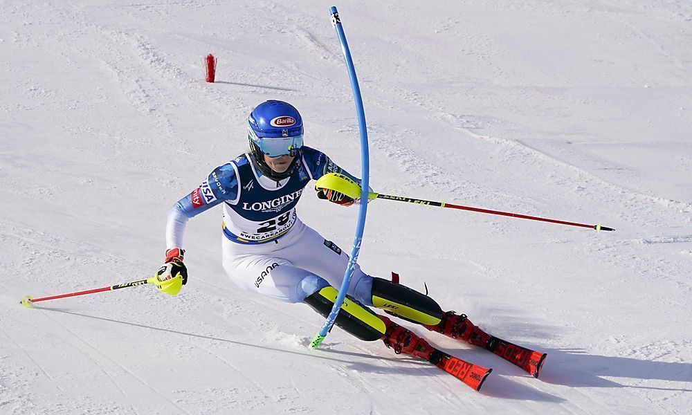 Shiffrin gewinnt auf der Eisbahn von Cortina