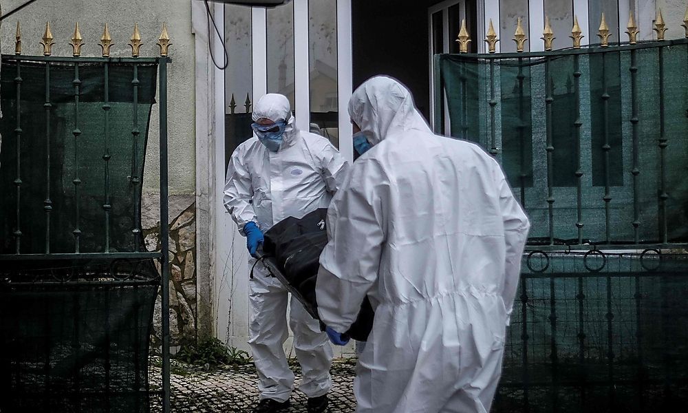 Leichencontainer vor Portugals Spitälern