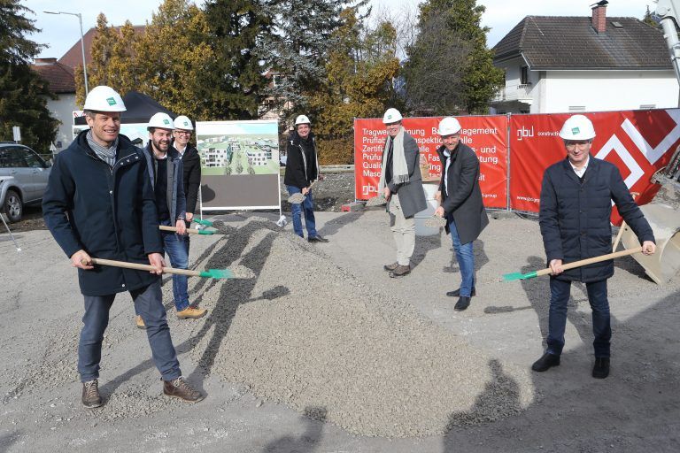 Spatenstich bei Sonnenschein in Bludenz. <span class="copyright">Hartinger</span>