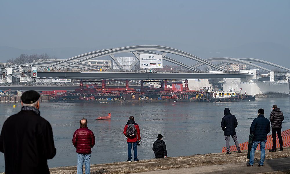 Neue Donaubrücke &#8220;eingeschwommen&#8221;