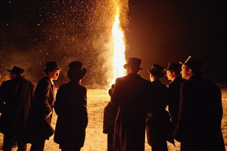Die „Funkabuaba“ und der „Funkakanzler“ tragen Frack und Zylinder. <span class="copyright">Bürscher Funkazunft</span>