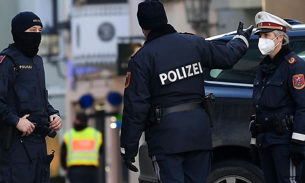 Betrunkene Briten attackiert Polizisten