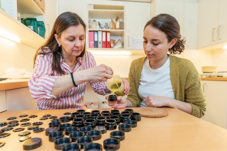 Abfüllen der kostbaren Ware. <span class="copyright">Stiplovsek</span>