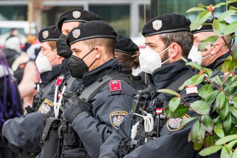 Angriffe gegen Polizisten nehmen rasant zu. Laut Landespolizeidirektor Hans-Peter Ludescher sei dies auf eine Abnahme an Respekt vor der Obrigkeit zurückzuführen.<span class="copyright"> Stiplovsek</span>