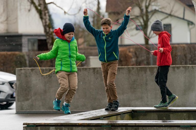 Bei jedem Wetter sind die Schüler an der frischen Luft. Der Motivation tut die Kälte jedoch keinen Abbruch. <span class="copyright">stiplovsek</span>
