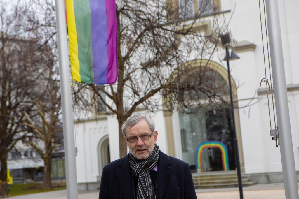 Regenbogenfahne abgefackelt