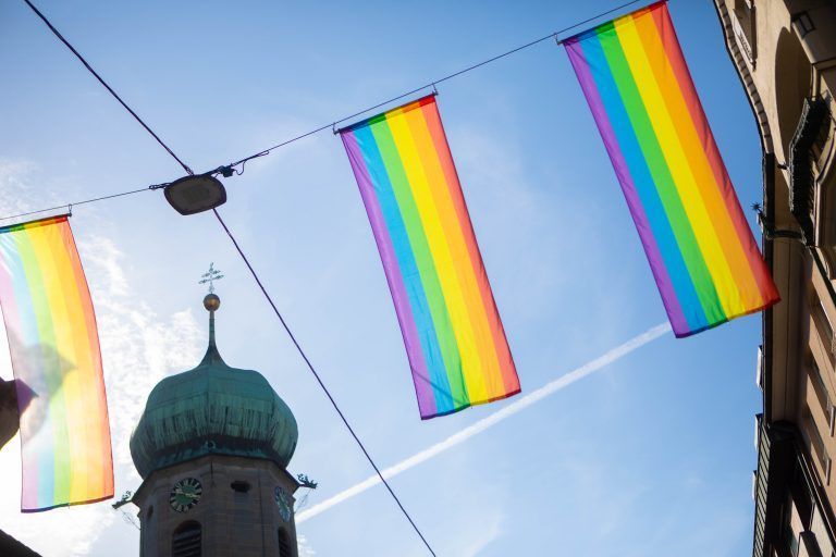 Die Regenbogenfahnen beim Rathaus in Bregenz. <span class="copyright">Hartinger</span>