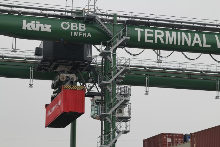 Mit der Wirtschaft soll es wieder aufwärts gehen. Das Land will dabei helfen. <span class="copyright">vol.at</span>