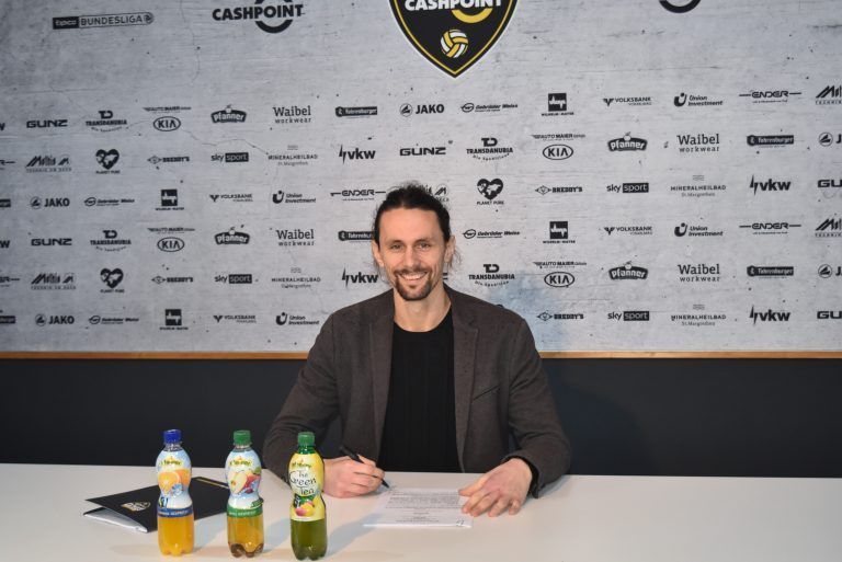 Neven Subotic bei seiner Vertragsunterschrift. Eine Verlängerung des im Sommer auslaufenden Vertrages wollte er nicht gänzlich ausschließen. <span class="copyright">scr altach</span>