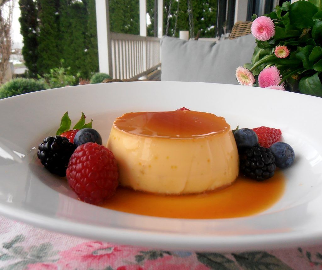 Crème Caramel mit frischen Beeren