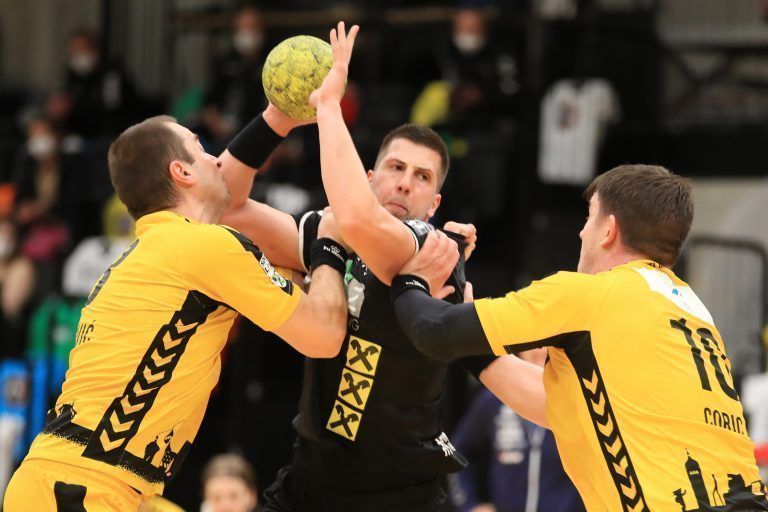 An den Abwehrspielern Marko Tanaskovic (l.) und Marko Coric bissen sich die Grazer gestern die Zähne aus. <span class="copyright">GEPA</span>