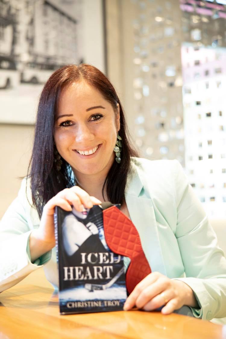 Autorin Christine Troy mit ihrem Buch „Iced Heart“. <span class="copyright">Handout/Privat</span>