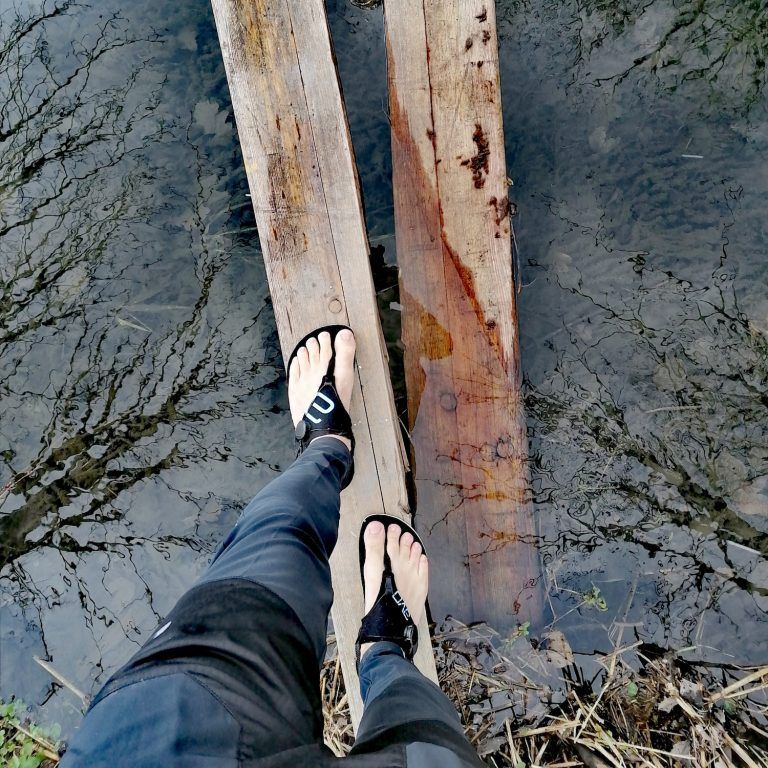 Die Füße sind in den Sandalen nicht so eingeengt, wie in manch anderem herkömmlichen Schuhwerk. <span class="copyright">AVO</span>