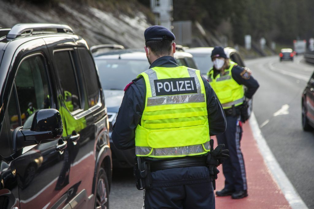 „Führerschein, Papiere und 2G-Nachweis, bitte!“