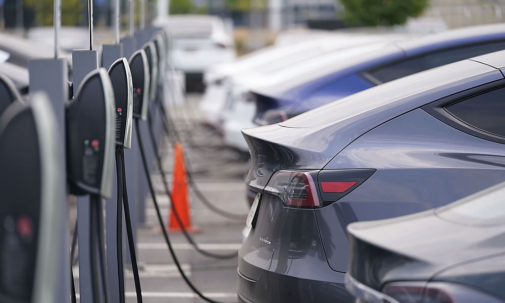 Tesla war ohne Fahrer unterwegs: Zwei Tote