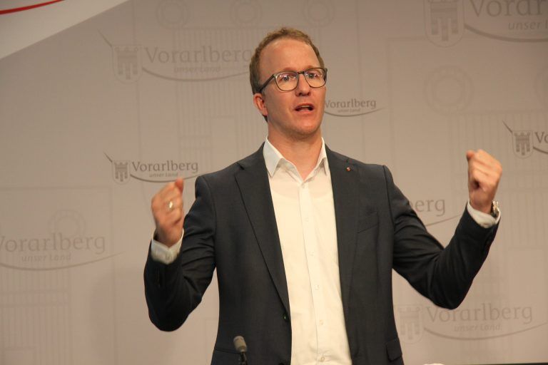 Auch Integrationslandesrat Christian Gantner rührt die Werbetrommel für die Corona-Impfung. <span class="copyright">Vol.at/Mayer </span>