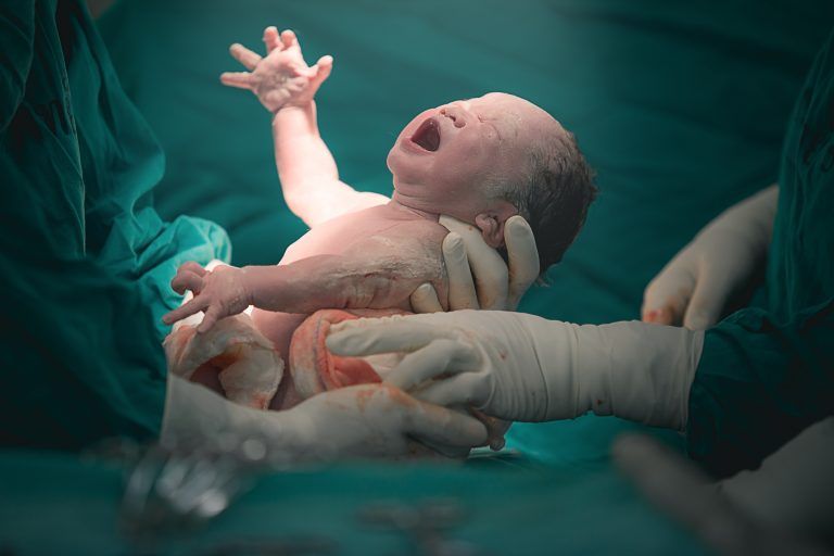 Ein Kaiserschnitt kann ein prägendes Erlebnis für Mutter und Kiind sein. <span class="copyright">Shutterstock</span>