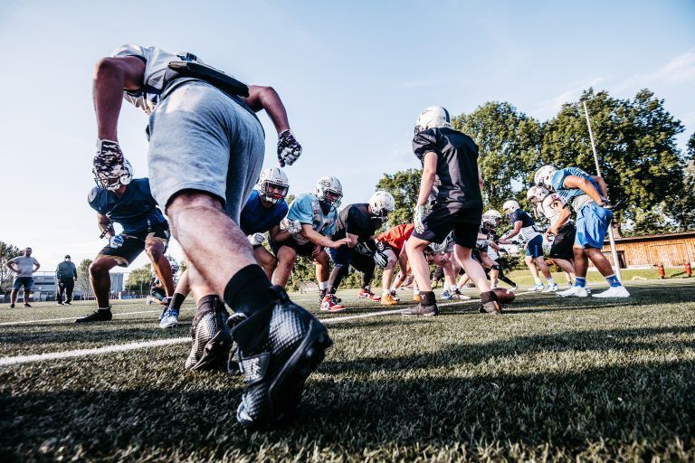 Die Offensive Line blockt für das anstehende Field Goal. <span class="copyright">sams</span>