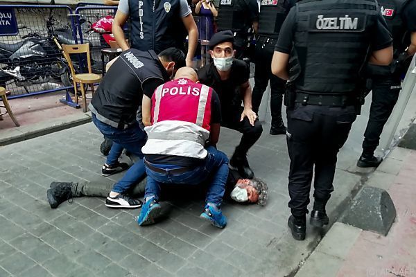 Polizei geht gegen Pride Parade in Istanbul vor