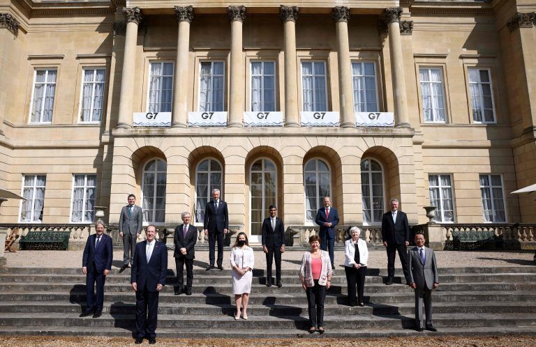 Ei­ni­ge der G7-Fi­nanz­mi­nis­ter beim Auf­stel­len fürs „Fa­mi­li­en­fo­to“ in Lon­don. <span class="copyright">HENRY NICHOLLS / POOL / AFP</span>
