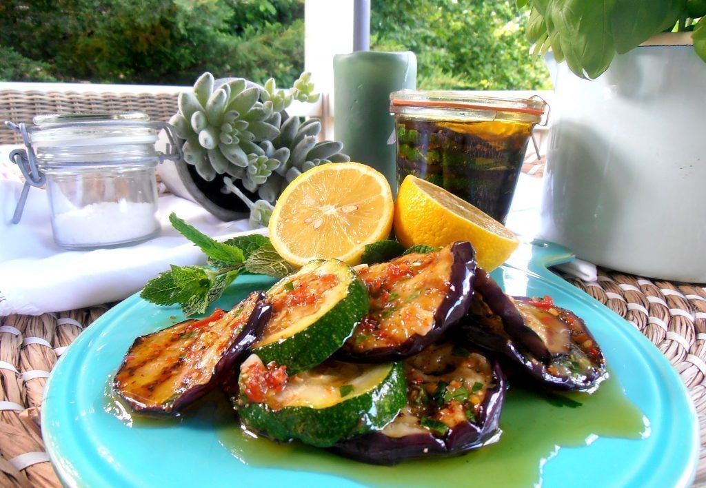 Gegrillte Auberginen und Zucchini in Öl
