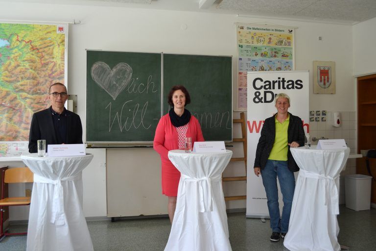 V.l.: Caritas-Direktor Walter Schmolly, Lerncafé-Stellenleiterin Bea Bröll sowie die Hohenemser Vizebürgermeisterin Patricia Tschallener. <span class="copyright">Mirjam Vallaster</span>