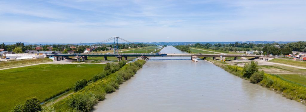 Großes Reinemachen am Ufer des Rheins