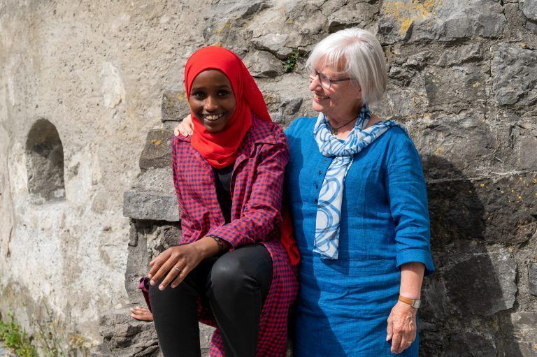 Nach ihrer Flucht aus Somalia fanden Nafisa und ihre Familie Halt bei Bärbl Begle (r.). <span class="copyright">Oliver Lerch</span>