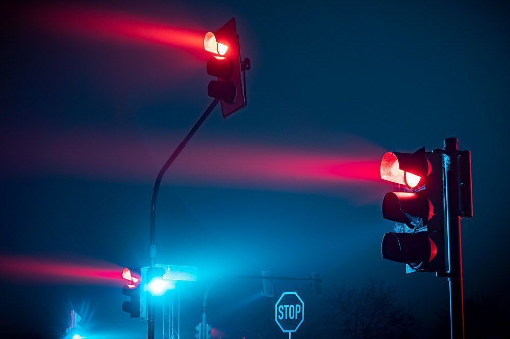 Frau überfährt aus Wut 49 rote Ampeln