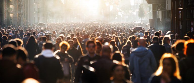 Überfüllte Clubs, ein freundlicher Handschlag oder auch der Gang zurück ins Büro – all das scheint nach der Pandemie nun sehr ungewohnt. <span class="copyright">Shutterstock</span>