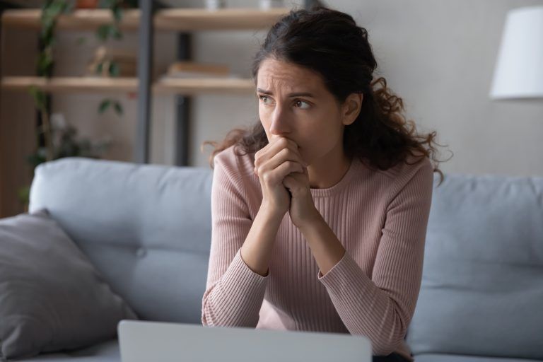 Die „Post-Corona-Panik“ beschreibt ein Gefühl der Überforderung, welches uns bei dem rasanten Rückgang zur einstigen Normalität erschleicht. <span class="copyright">Shutterstock</span>