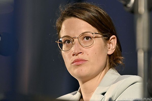 Angela Lehners Roman &#8220;2001&#8221;: &#8220;Unglaubliche Umbruchszeit&#8221;