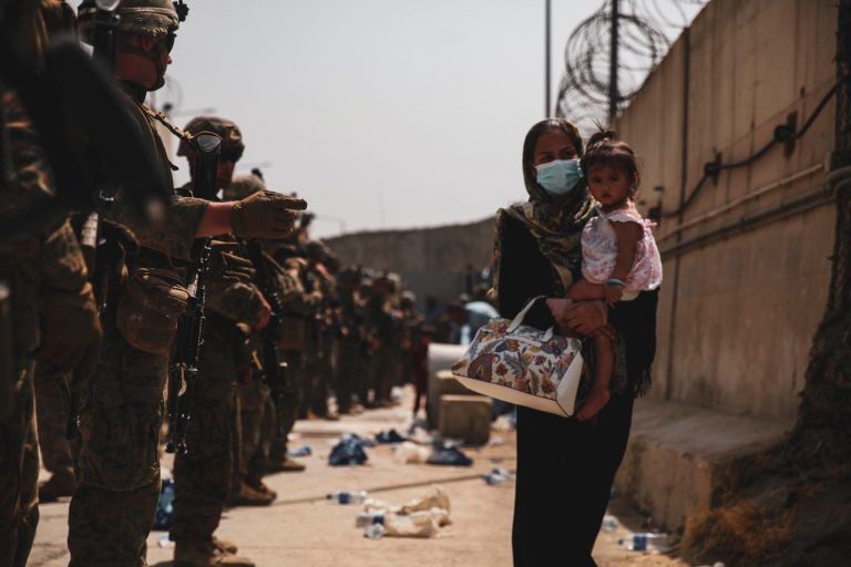 U.S.-Marines beschützen eine Mutter und ihre Tochter auf dem Weg zum Flughafen. <span class="copyright">Reuters</span>