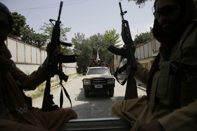 Zwei Kämpfer der Taliban patrouillieren in Kabul. <span class="copyright">AP</span>