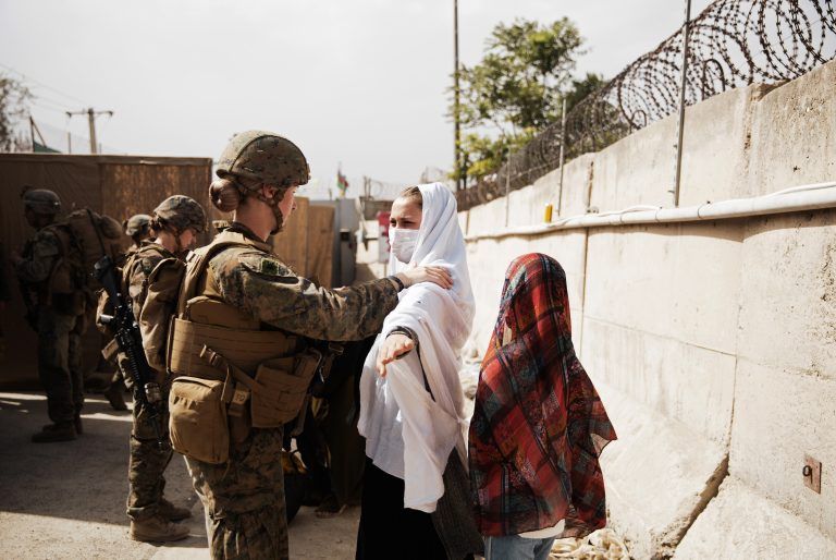 Zwei Frauen werden an einem Checkpoint abgetastet. <span class="copyright">AP</span>