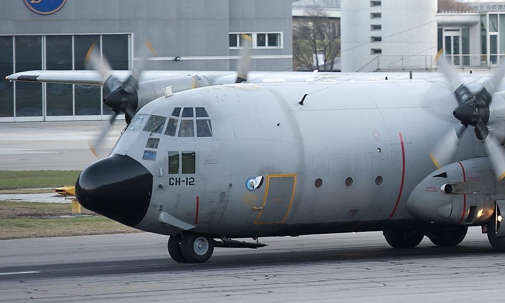 Videos zeigen von Flugzeug fallende Menschen