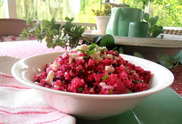 Ein Couscoussalat eignet sich ideal als Vorspeise oder als Beilage zu Gegrilltem.<span class="copyright">Ulrike Hagen</span>