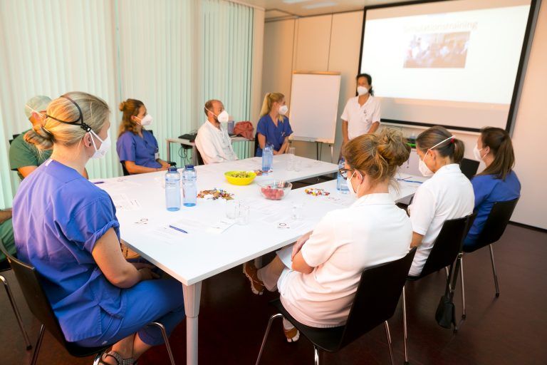 Anschließend wird die Übung gemeinsam noch einmal genau analysiert. <span class="copyright">LKH Bregenz</span>