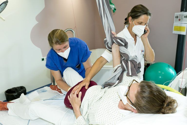 Seit drei Jahren trainieren die interdisziplinären Teams der Abteilungen für Gynäkologie und Geburtshilfe sowie Anästhesie am LKH Bregenz simulierte Szenarien.<span class="copyright"> LKH Bregenz</span>