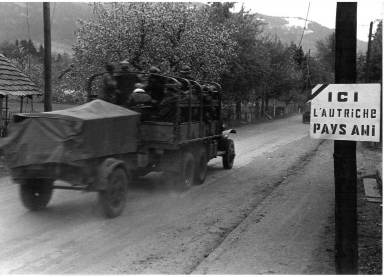 Das 1945 von den Franzosen an der Grenze in Hörbranz errichtete Schild. <span class="copyright">Stadtarchiv Bregenz</span>