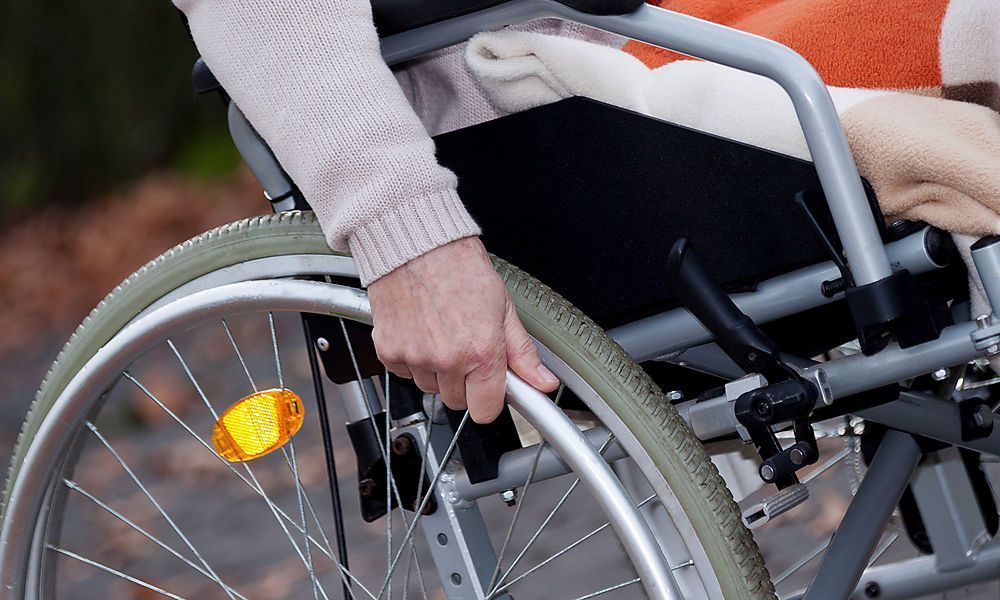 Rollstuhlfahrerin stürzte in die Tiefe