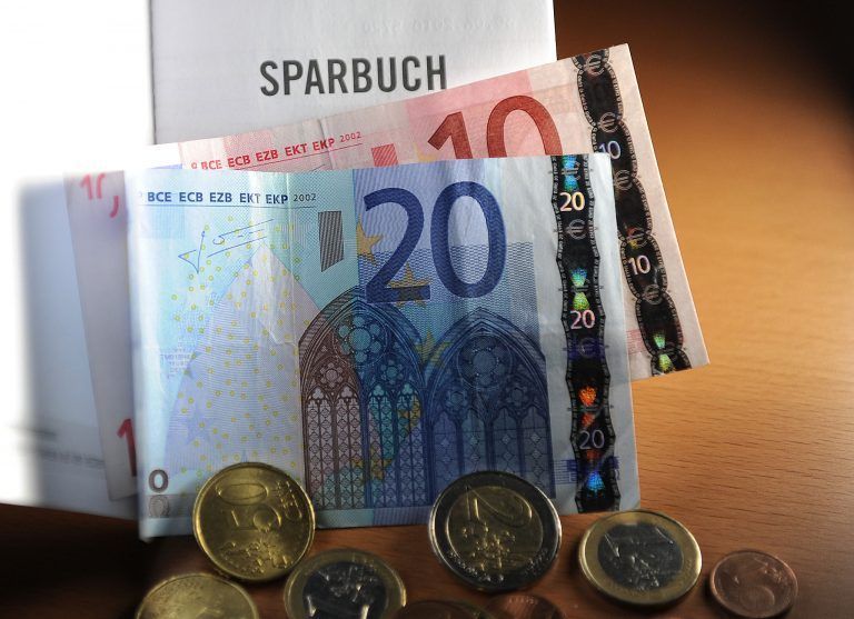 Das Sparbuch ist immer noch die beliebteste Anlageform, aber verliert angesichts der Zinssituation an Popularität. <span class="copyright">Symbolbild/apa </span>