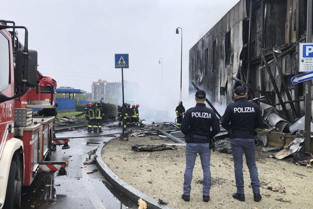 Kleinflugzeug prallte gegen Gebäude