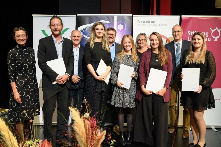 Absolventen der FH Vorarlberg erhielten einen Anerkennungspreis der Partnerunternehmen der Hochschule für ihre herausragenden Leistungen während des Studiums. <span class="copyright">FHV/ Rhomberg </span>