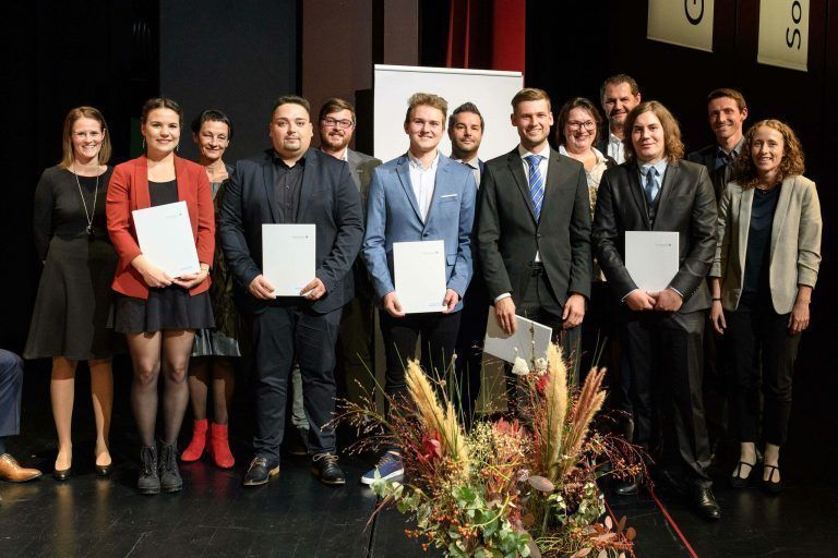 Absolventen der FH Vorarlberg erhielten einen Anerkennungspreis der Partnerunternehmen der Hochschule für ihre herausragenden Leistungen während des Studiums.<span class="copyright"> FHV/ Rhomberg </span>